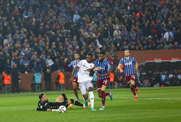 Antalyaspor, 81'inci dakikada Haji Wright'ın golüyle Trabzonspor karşısında durumu 2-2'e getirdi.