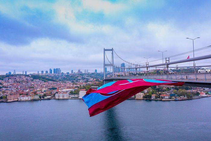 Trabzonspor, Boğaz'daki Dev Bayrağın Parçalarını Satışa Sundu