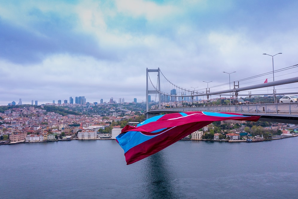 Trabzonspor, Boğaz'daki Dev Bayrağın Parçalarını Satışa Sundu