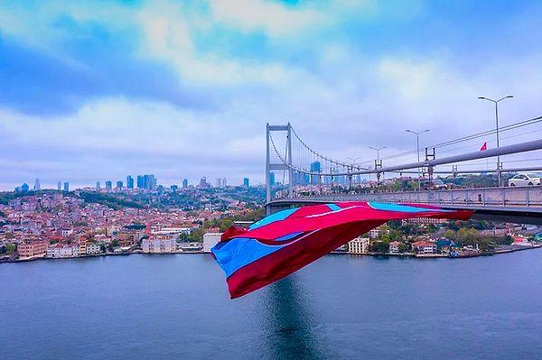 5. Şampiyonluğunu ilan eden Trabzonspor'un İstanbul'da köprüye asılan bayrağı parçalara bölünerek satışa çıkarıldı.