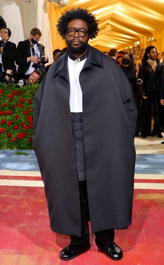 Met Gala Alarmı: Klasik ve Siyah Bir Takım Elbise Giymek Yerine Halıda Moda Rüzgarı Estiren Ünlü Erkekler