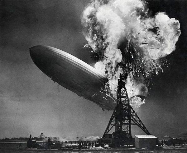 9. Hindenburg isimli zeplinin Lakehurst Donanma Hava İstasyonu'ndaki demirleme direğine çarpma anı 👇