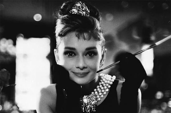 Efsanevi oyuncu Audrey Hepburn, Hollywood dünyasının unutulmaz isimlerinden biri olmuştur.