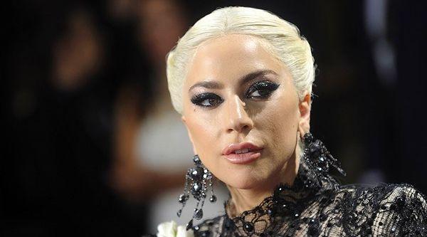 Elini attığı her işten başarılı çıkan Lady Gaga'nın son hali 'hamile mi?' dedikodularını doğurmuştu. İddiaları yalanlayan dünyaca ünlü şarkıcı cevabıyla güldürdü!