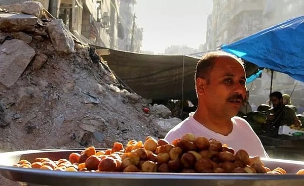 12. Savaşın darmaduman ettiği şehrin ortasında bir lokmacı: