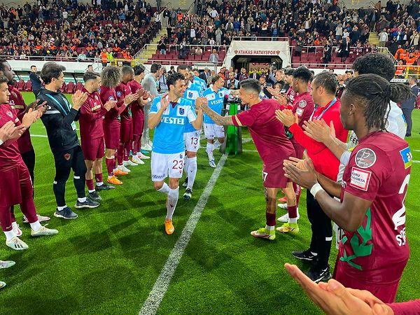 Hatayspor, karşılaşma öncesi şampiyonluğa ulaşan Bordo-Mavili oyuncuları alkışlarla karşıladı.