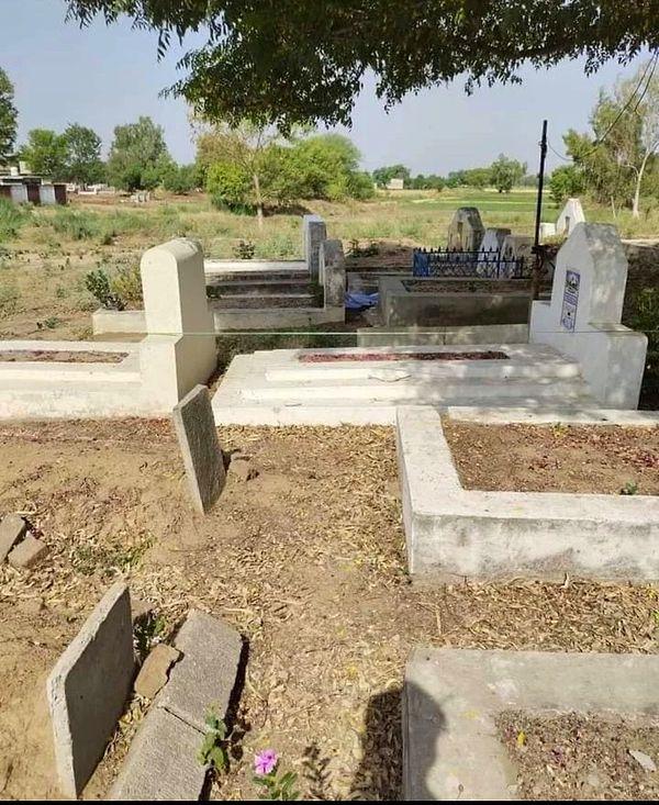 Geçtiğimiz gün Pakistan'ın Gujrat kentindeki Chak Kamala köyünde kimliği bilinmeyen bir grup erkek, genç bir kadını mezarından çıkartarak tecavüz etti.