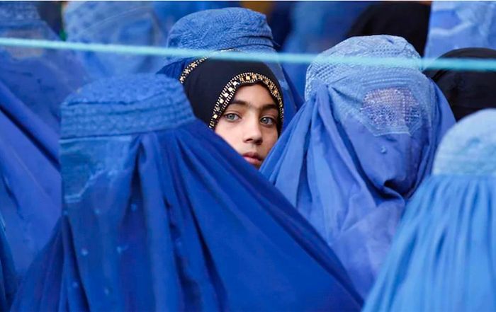 Taliban'dan Kadınlara Yeni Yasak: Halka Açık Yerlerde Burka Giymek Zorunlu Oldu