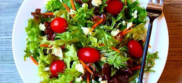 7. Proteinli gıdalar yerine salata yemek,