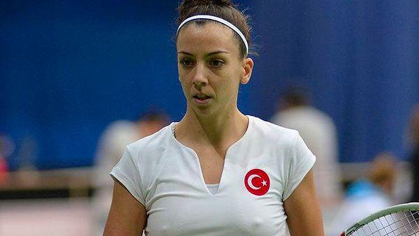 Bugün doğan Türkler arasında olan Pemra Özgen milli tenisçimiz olup Türkiye tenis şampiyonalarında tüm yaş kategorilerinde tekler ve çiftlerde şampiyonluk kazanan ilk Türk tenisçidir.