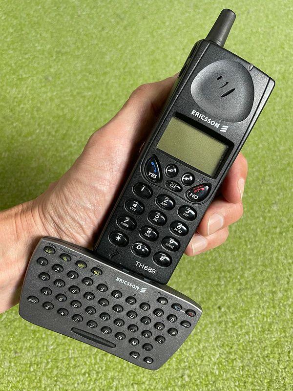 28. "Eski cep telefonumun daha kolay mesajlaşabilmek için takılan minik klavyesini buldum"