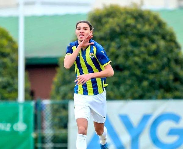 Emir Ortakaya'nın 2022 yılının Haziran ayına kadar Fenerbahçe ile anlaşması bulunuyor.