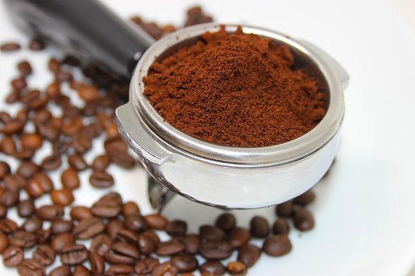 7. Kahve. Kahvenin üzerindeki son kullanma tarihine pek aldırış etmenize gerek yok. Sadece yıllar içinde aromasını kaybedebilir.