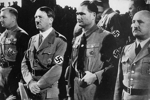 Adolf Hitler iktidara yükselmeye başladığında ve kendi hareketini, Nazi Partisi ile Almanya için güçlü bir geleceği kapsayacak bir sembol aradığında, gamalı haç açık bir seçimdi.