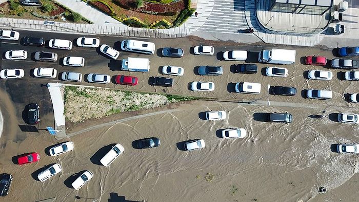 Başakşehir'de Su Borusu Patladı: Yollar Göle Döndü