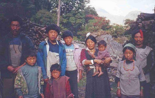8. Nepal'deki bazı kabilelerde erkek kardeşler bir kadını paylaşıyorlar.