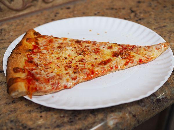 1. New York'un sembol yiyeceği büyük dilim pizza 1 Dolar. 2 büyük dilim artı kutu içecek alırsanız da 2.99.