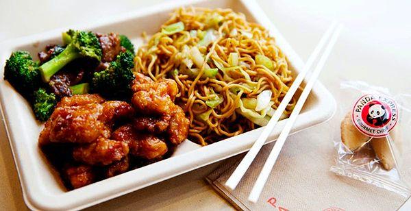 7. Çin restoranı zinciri Panda Express'te çeşit çeşit et, tavuk yemeği ve noodle ile pilav çeşitleri bulunuyor. İki ana yemek ve bir yan ürünün fiyatı 7.80 Dolar.