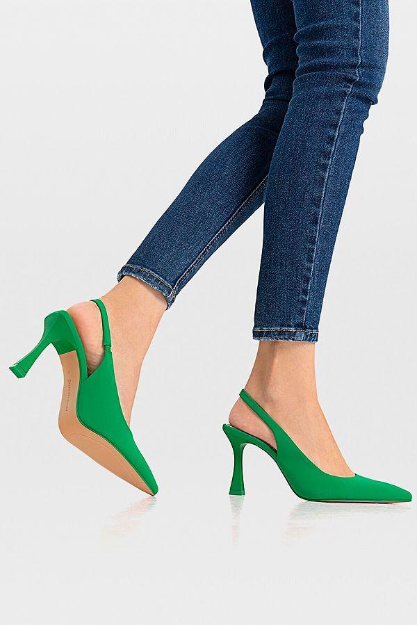 2. Stradivarius'tan bu yeşil topuklu ayakkabıları almaya ne dersiniz?