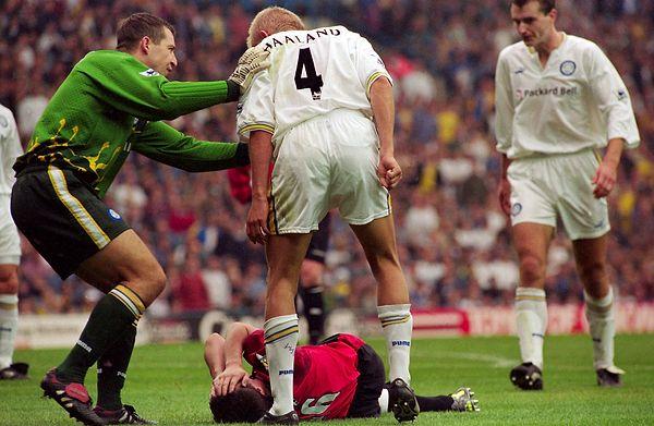 Roy Keane, Leeds United maçında kendisini sinirlendiren Alf-Inge Haaland'a faul yapmak için hamle yapmış fakat attığı çelme rakibine denk gelmemişti.