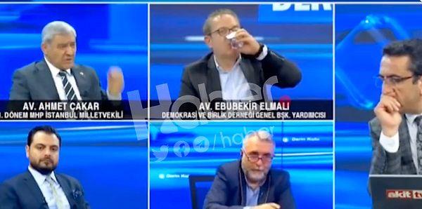Fakat aylar sonra yine Melis Sezen'in ödül gecesinde tercih ettiği kıyafet gündem oldu. Akit TV'ye katılan eski MHP Milletvekili Ahmet Çakar, Melis Sezen'i elbisesi üzerinden hedef aldı.