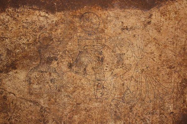 Asur İmparatorluğu ve yerel Suriye-Anadolu tanrılarından oluşan sekiz tanrının tasvir edildiği kaya sanatı, 13 metrelik bir duvara yayılıyor.