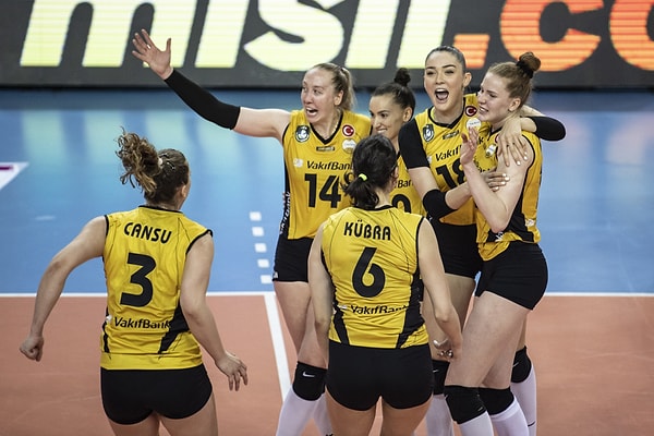 Fenerbahçe Opet'i 3-0 mağlup eden VakıfBank, seride durumu 3-2 yaparak şampiyon oldu.