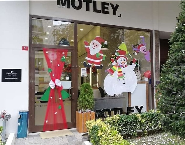 14. 80'ler glam rock saçı için Mötley kuaför.