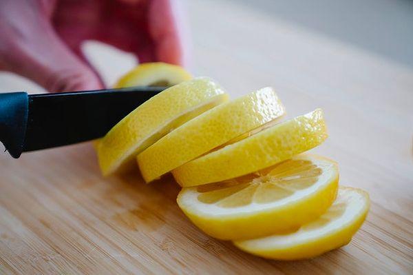 1. Duş öncesi limon suyu ve karbonat karışımını uygulayın.