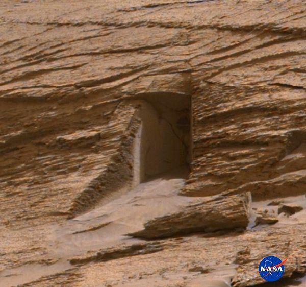 Bilim insanları ise kapı görünümlü bu yapının Mars'taki depremler sonucunda oluştuğunu söylüyor.