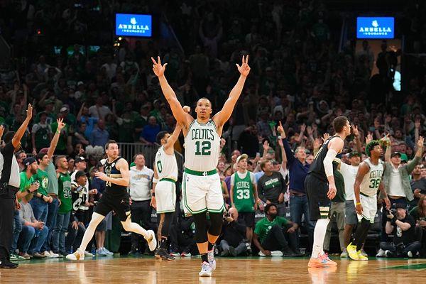 Doğu Konferansı yarı finalinin 7. maçında Boston Celtics, konuk ettiği Milwaukee Bucks'ı 109-81 yenerek seride durumu 4-3 yaptı ve konferans finaline yükseldi.