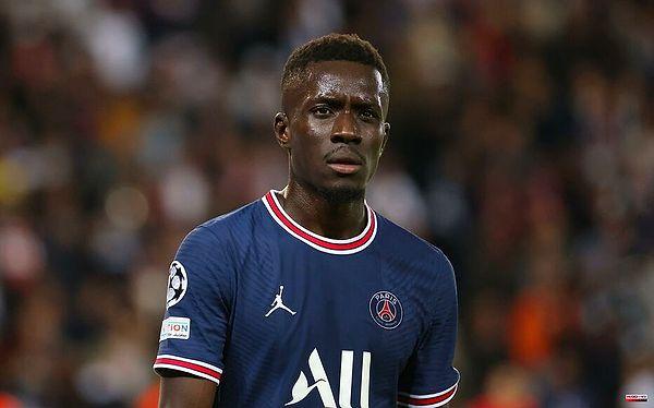 PSG'nin 32 yaşındaki Senegalli Müslüman futbolcusu Idrissa Gueye ise bu formayı reddetti.
