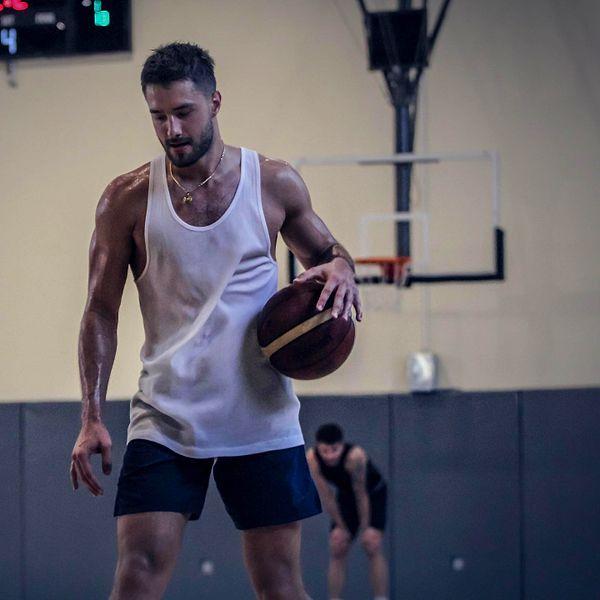 Anadolu Efes altyapısından yetişen basketbolcu Semih Say, Hande Baladın ile olan fotoğraflarını sosyal medyadan paylaştı.