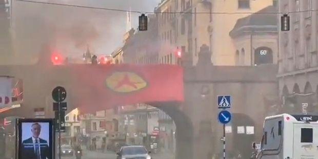 Türkiye'nin, İsveç'in NATO Üyeliği Sürecini Onaylamamasının Ardından İsveç'te Eylemciler PKK Bayrağı Açtı