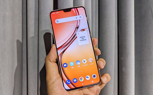 Vivo V23 5G ekranı çok kaliteli bir panel ve 90Hz yenileme hızıyla beğenimi kazandı.