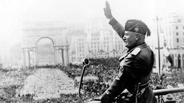 Katılımcılar ayağa kalkıp her cümleyi alkışladılar ve “Vivo Mussolini! Vivo Fascismo!” (Yaşasın Mussolini! Yaşasın Faşizm!) dediler.