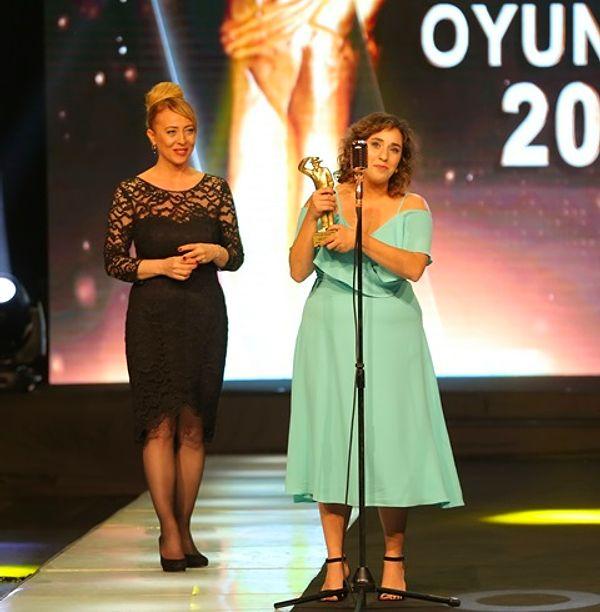 Ceren Taşçı rol aldığı Yalnızlar Kulübü adlı oyun ile 23. Afife Tiyatro Ödülleri’nde 'En İyi Yardımcı Kadın Oyuncu Ödülü'nün sahibi olmuştur.