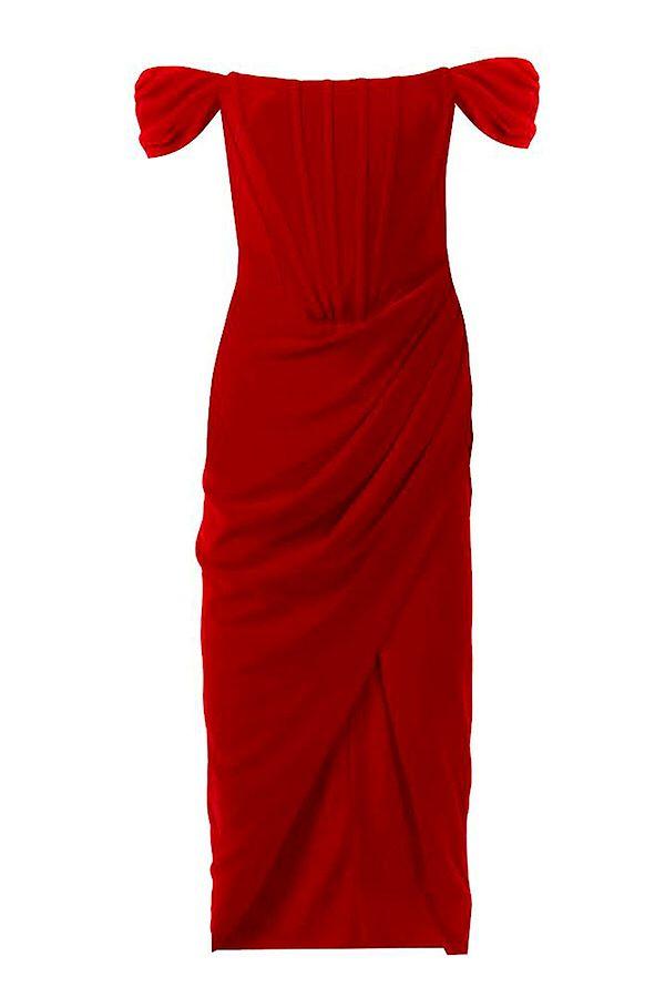 5. Kırmızı renk bir elbise en sade tasarımda bile harika görünmenizi sağlıyor.