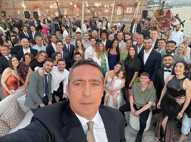 Ali Koç'un da aralarında bulunduğu Fenerbahçe takımı düğün boyunca oldukça eğlendi.