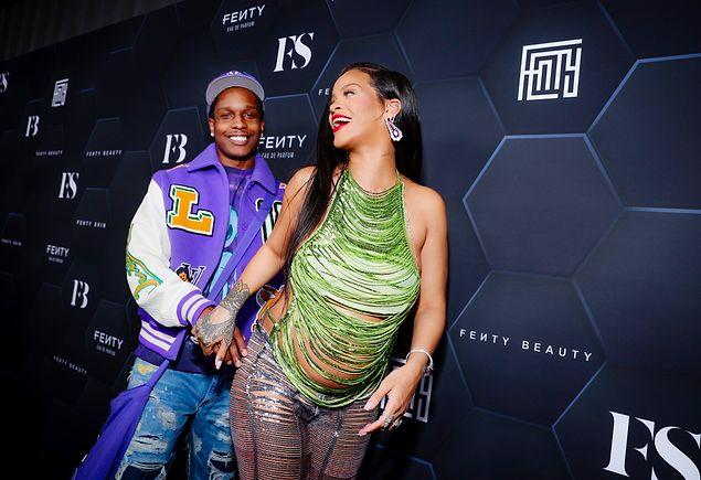 1. Rihanna ve ASAP Rocky, erkek bebeklerini kucaklarına aldı!
