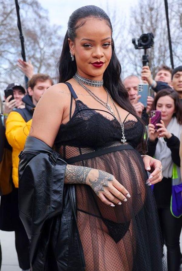 Son dönemlerde hamilelikleriyle gündemden düşmeyen ve herkese artık yüzyıllardır hamileymiş gibi gelen Rihanna'ya dünya çapında duyulan özlemi anlatmaya gerek yok herhalde!