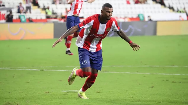 2. Antalyaspor, Haji Wright’ın bonservisini almak için Sonderjyske’ye 1 milyon Euro teklif etti.
