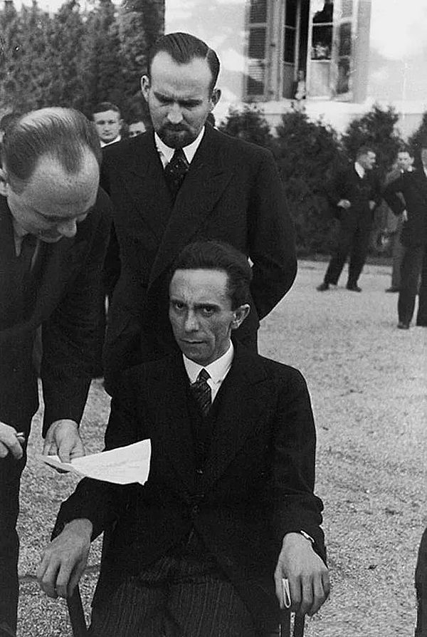 9. Hitler'in sağ kolu Joseph Goebbels'in fotoğrafı çeken kişinin Yahudi olduğunu fark ettiği o an: