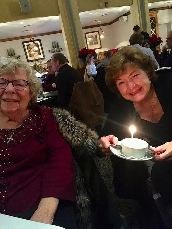 10. "85 yaşındaki ninemi doğum gününü kutlamak için dışarı çıkarmıştım. Yanındaki kadın da 85 yaşındaymış ve onun da bugün doğum günüymüş!"