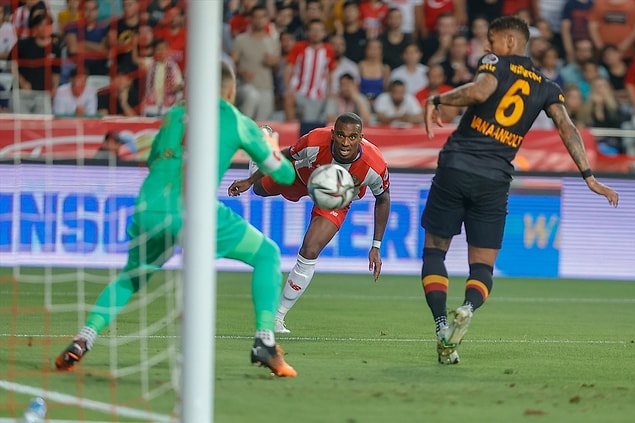 İlk yarının son dakikasında Alassane Ndao ev sahibi ekibi 1-0 öne geçirdi. Golden önce topun çizgiyi geçip geçmediğiyle ilgili tartışma yaşandı.
