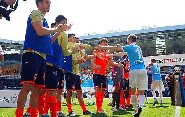 Başakşehirli futbolcular, şampiyonluğunu ilan eden Trabzonsporlu futbolcuları sahaya çıkarken alkışladı.