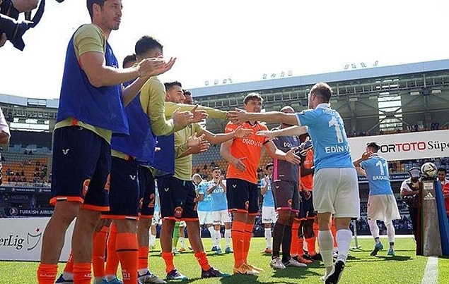 Başakşehirli futbolcular, şampiyonluğunu ilan eden Trabzonsporlu futbolcuları sahaya çıkarken alkışladı.