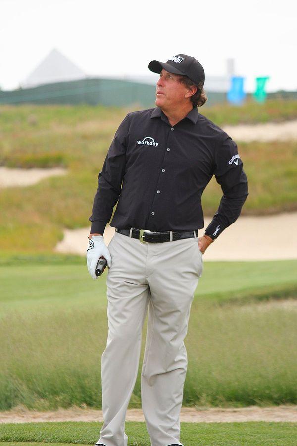 13. Phil Mickelson doğuştan sağlaktır ancak kendisi gibi sağlak olan babasını izleyerek ayna etkisiyle golf öğrendiği için golfü sol eliyle oynamaktadır.