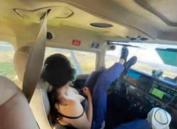 Yaşananlar hakkında konuşan genç kadın, uçağın otomatik pilotta olduğunu ve kendilerinin yalnızca öpüşüp sarıldıklarını söyledi.
