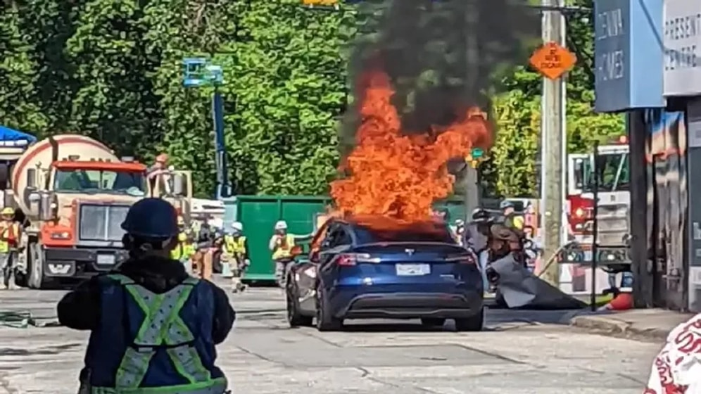 Tesla Model Y Bir Anda Alevler İçinde Kaldı! Sürücü Camları Kırarak Araçtan Çıkmak Zorunda Kalmış
